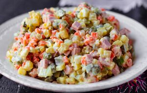 Для салата отварите три яйца