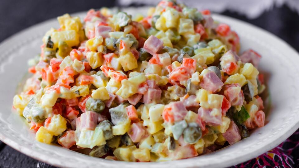 Для салата отварите три яйца