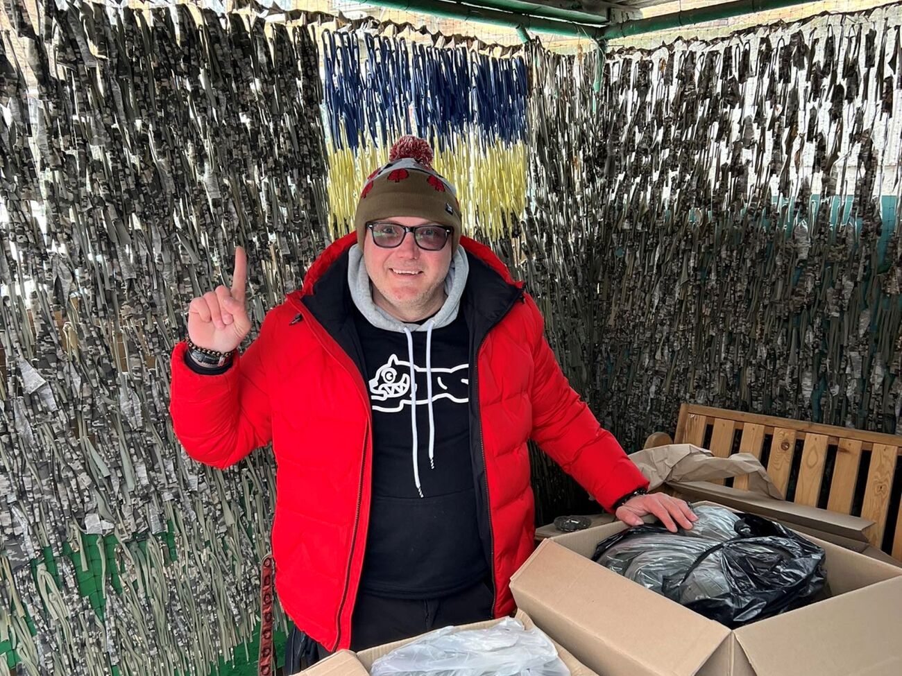 Волонтерский штаб обороны Кременчуга передает медикам, в частности, аптечки и комплекты экстракторов