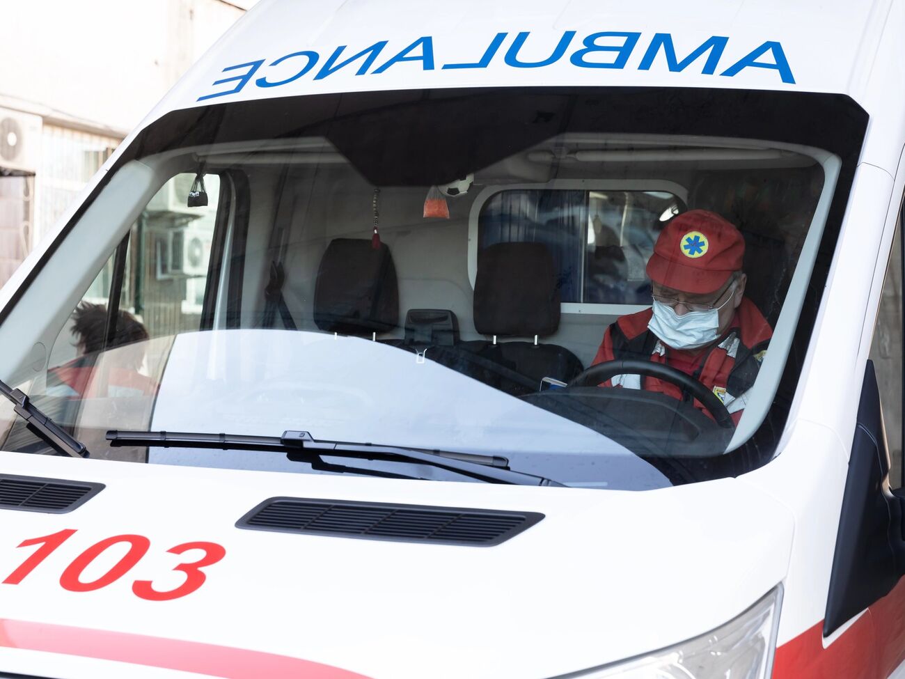 Бригада скорой доставила мужчину в травмпункт городской больницы