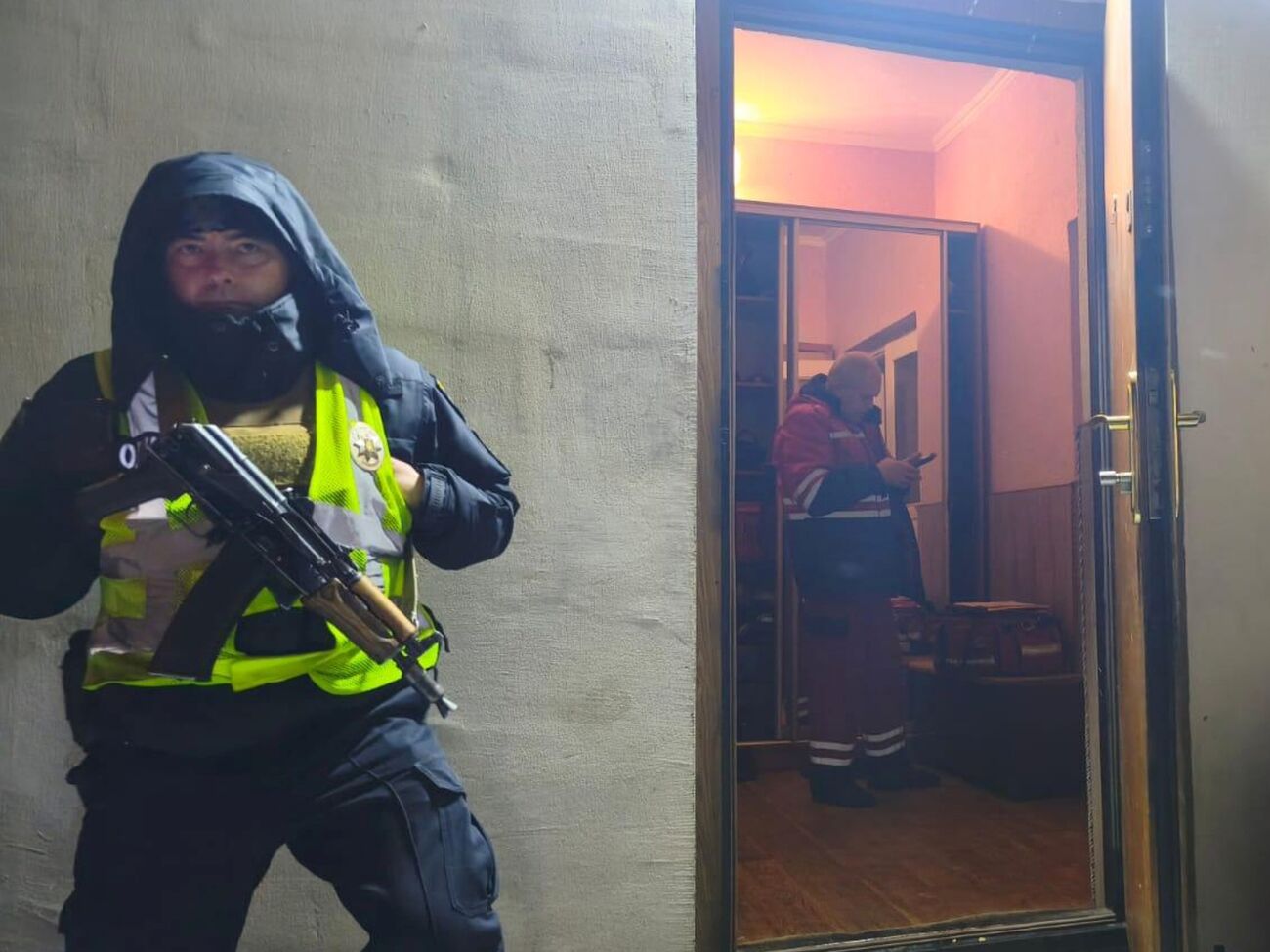 За попередньою інформацією поліції, 42-річний чоловік здійснив постріли з мисливської рушниці у своїх дітей, після чого наклав на себе руки