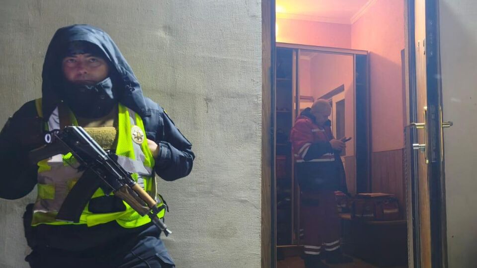 За попередньою інформацією поліції, 42-річний чоловік здійснив постріли з мисливської рушниці у своїх дітей, після чого наклав на себе руки