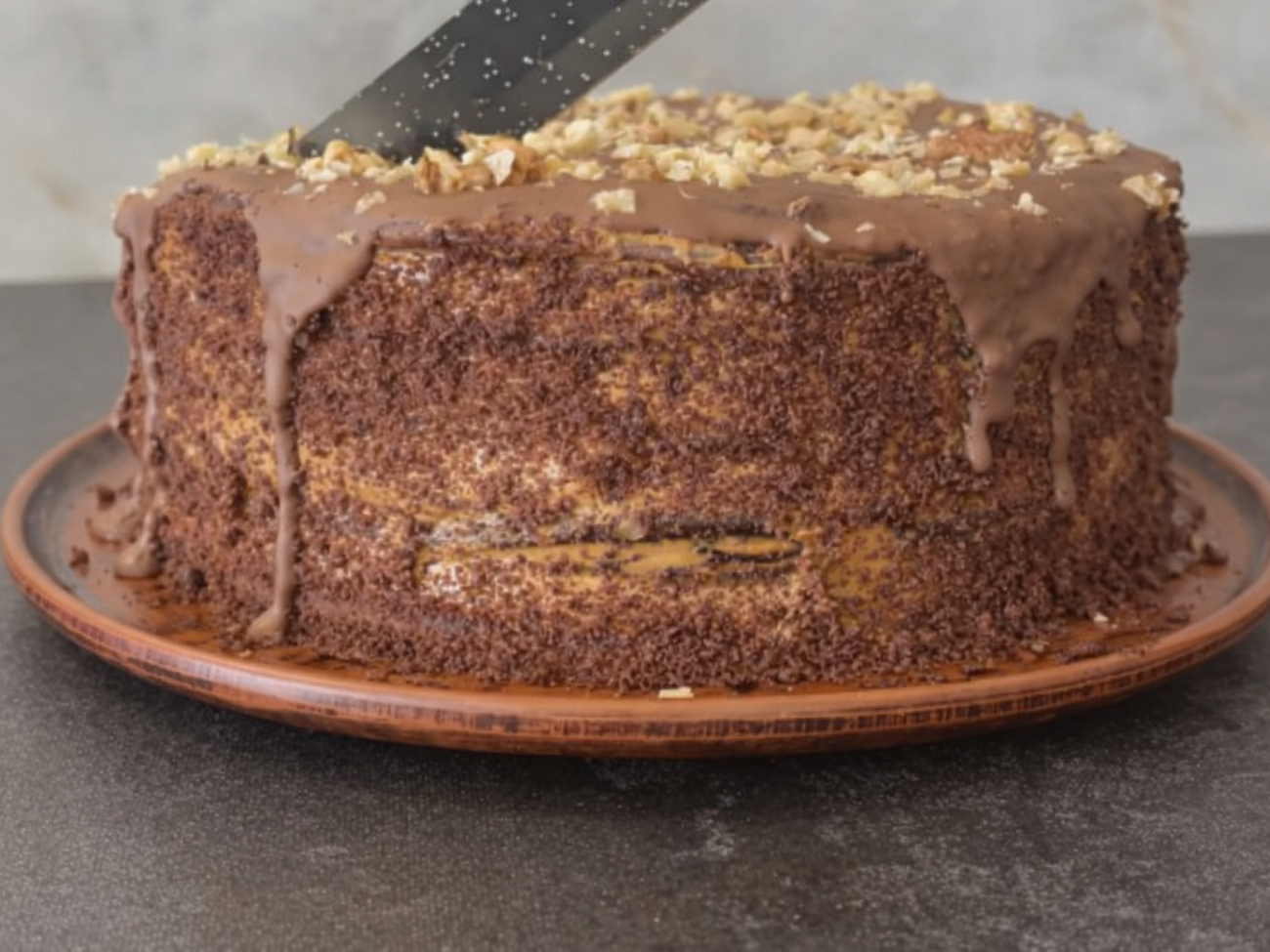 Поставьте готовый торт в холодильник на ночь, чтобы он хорошо пропитался