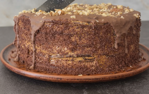 Поставьте готовый торт в холодильник на ночь, чтобы он хорошо пропитался