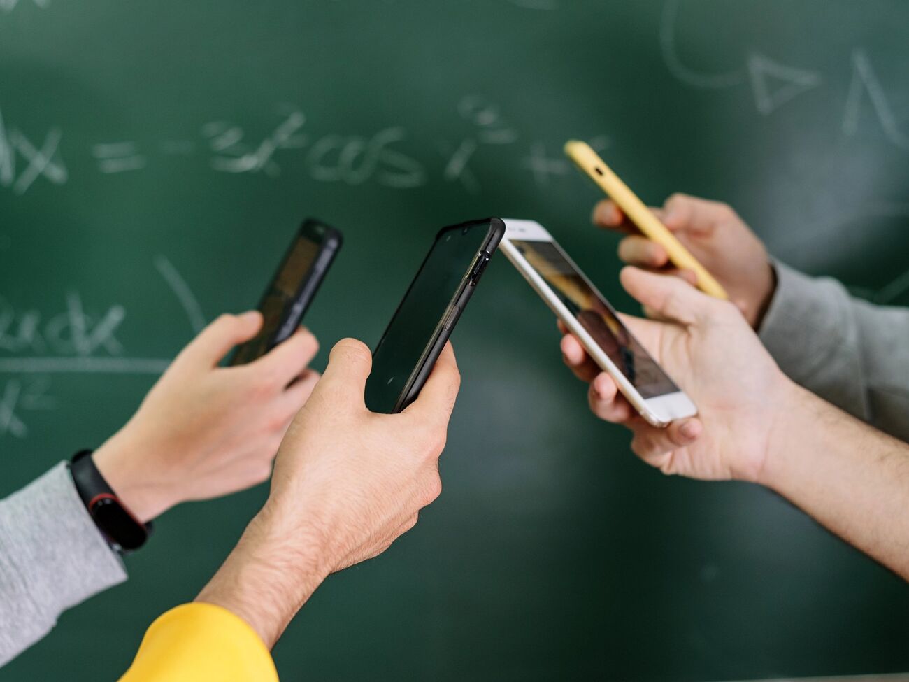 Лисовой объяснил, что школы могут самостоятельно договариваться с родителями о хранении смартфонов детей в боксах