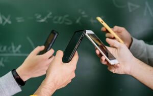 Лисовой объяснил, что школы могут самостоятельно договариваться с родителями о хранении смартфонов детей в боксах