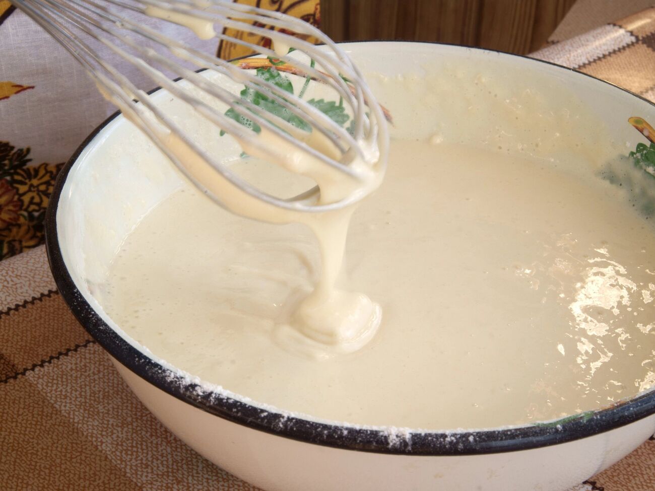 Якщо тісто вийшло занадто густим, наприкінці додайте трохи молока й доведіть до потрібної консистенції