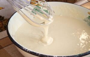 Якщо тісто вийшло занадто густим, наприкінці додайте трохи молока й доведіть до потрібної консистенції