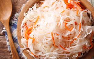 Додайте під час квашення капусти цей продукт – вийде дуже смачно