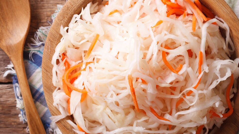 Додайте під час квашення капусти цей продукт – вийде дуже смачно