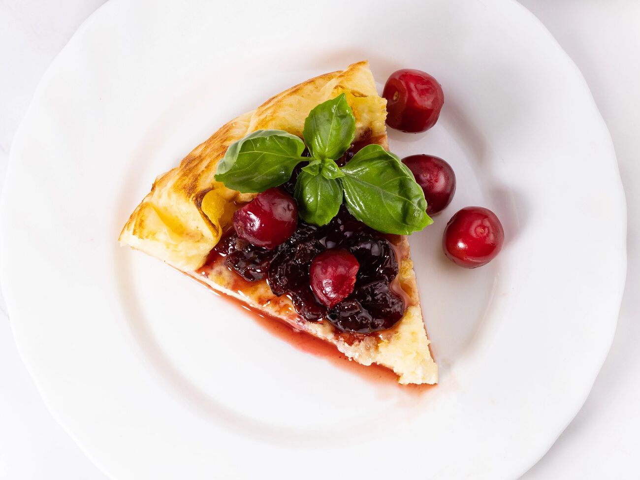 Запеканку подают с вишневой подливой