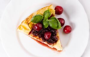 Запеканку подают с вишневой подливой