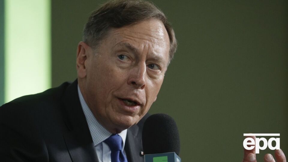 Петреус уверен, что США введут санкции против покупателей нефти из РФ