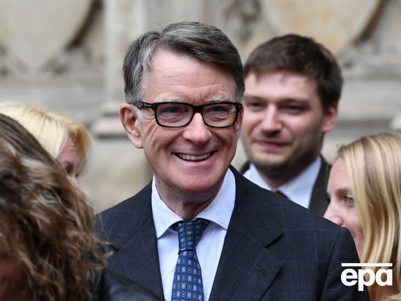 Мандельсона подозревают в сливе секретной информации Эпштейну