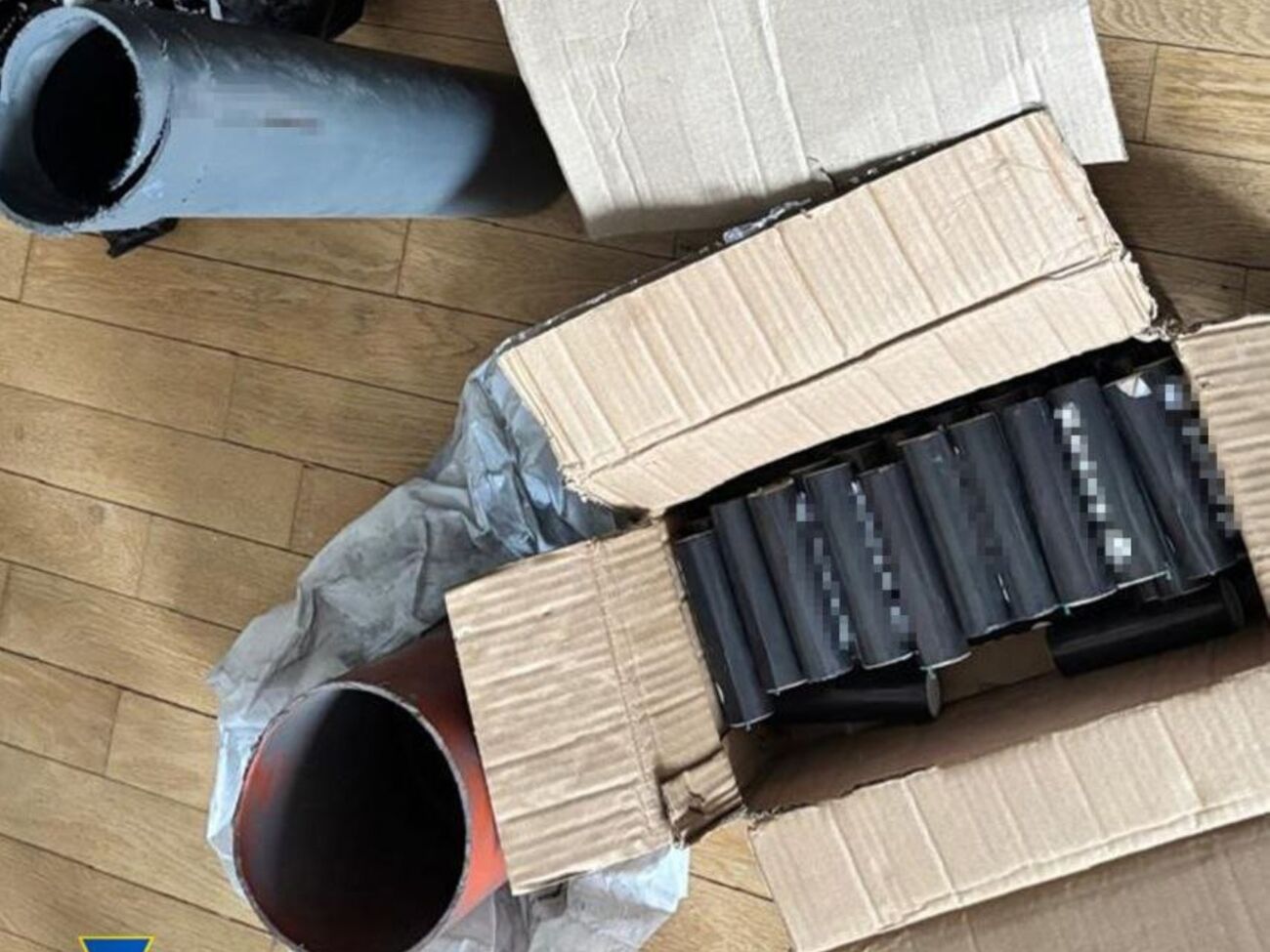 Під час обшуків правоохоронці вилучили компоненти для саморобної бомби, камери відеоспостереження й сім-картки