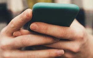 Багато молодих людей переписуються під час інтиму