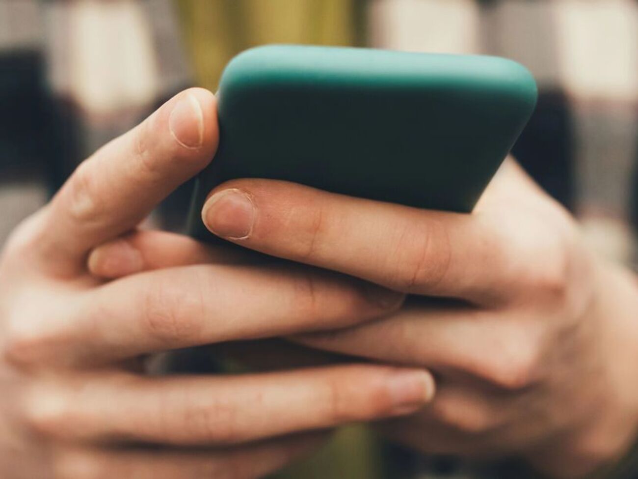 Багато молодих людей переписуються під час інтиму