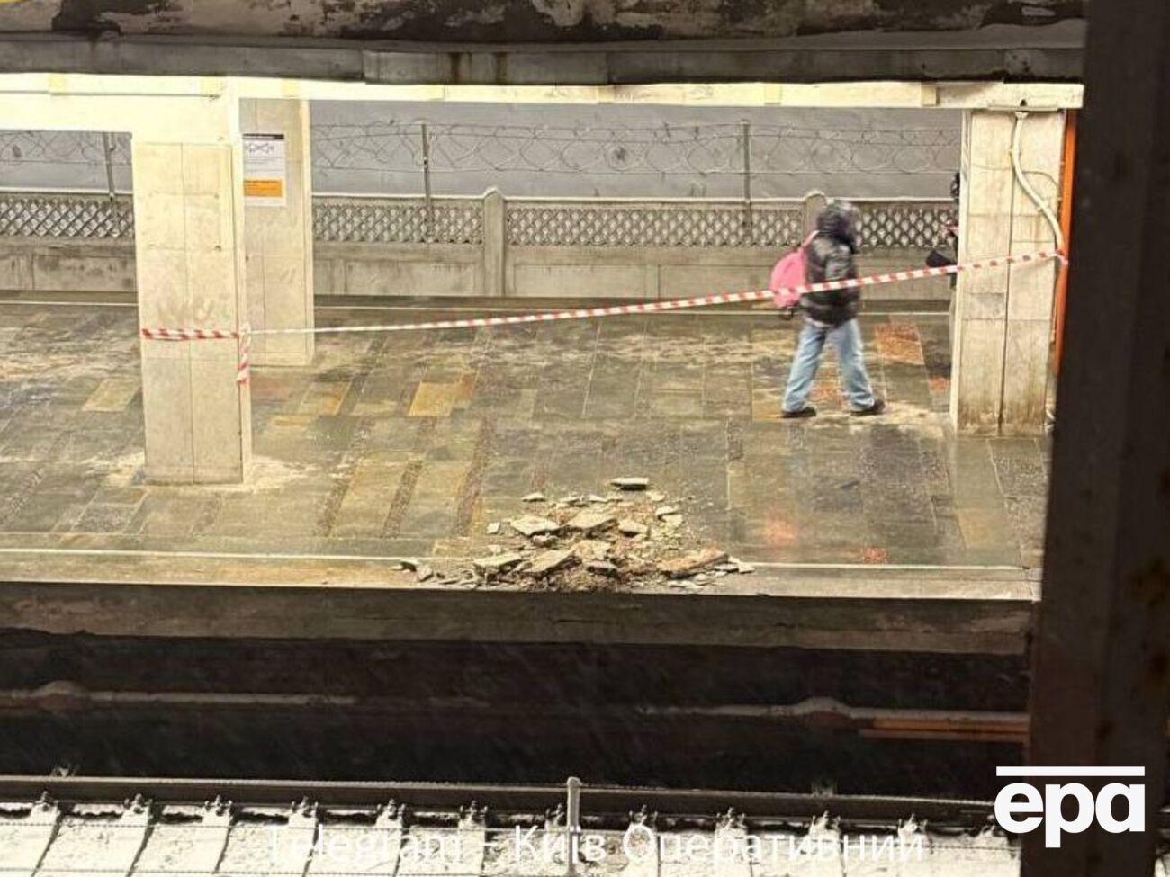 Обвалення сталися в один день на двох станціях