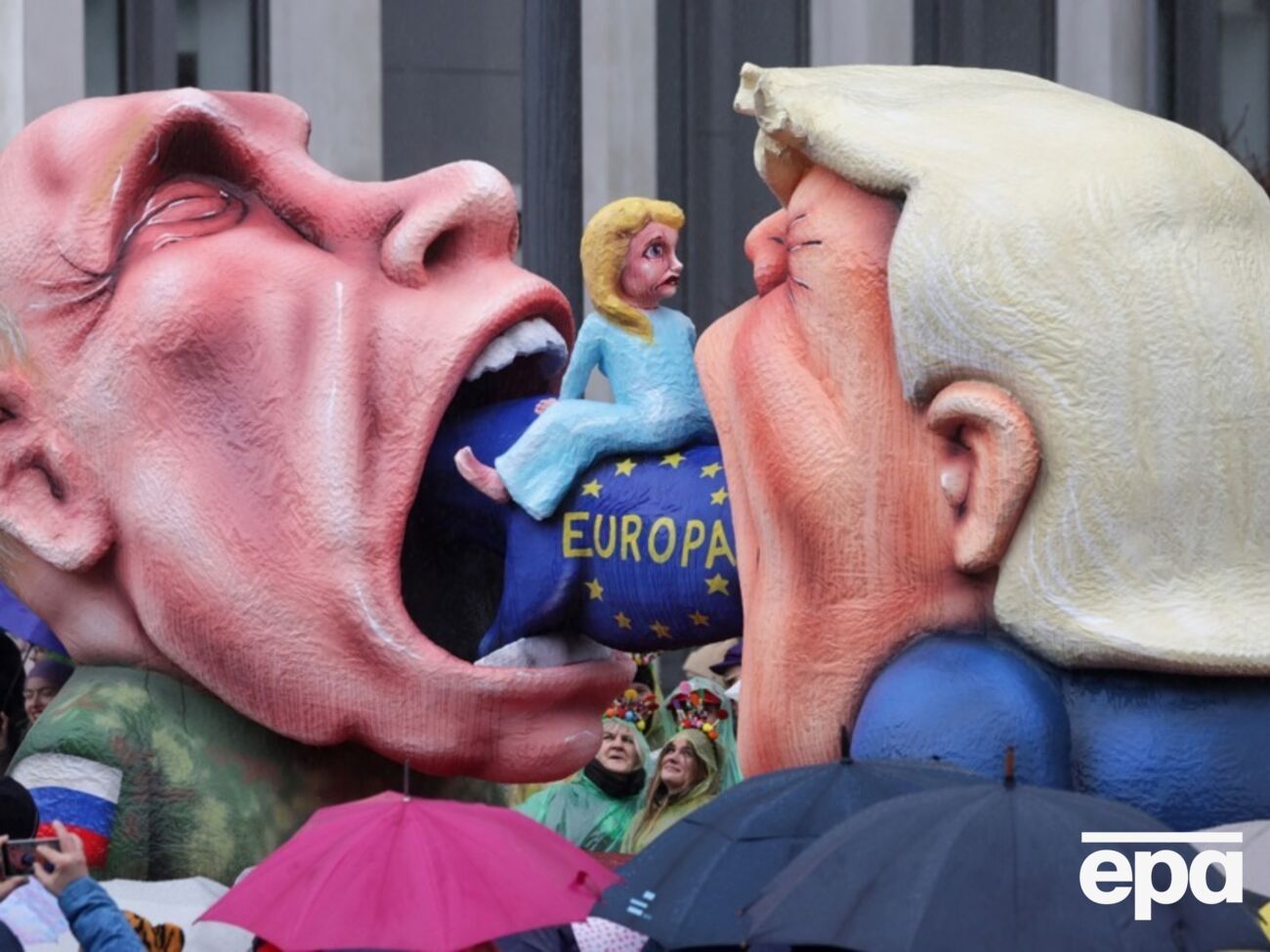 На карнавалі показали лялькових Путіна і Трампа, які намагаються проковтнути Європу