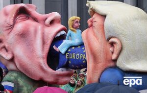 На карнавале показали кукольных Путина и Трампа, пытающихся проглотить Европу