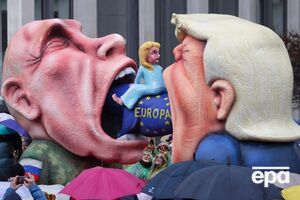На карнавалі показали лялькових Путіна і Трампа, які намагаються проковтнути Європу