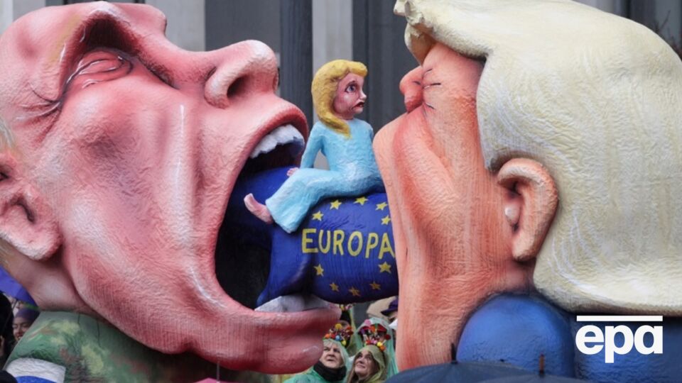 На карнавалі показали лялькових Путіна і Трампа, які намагаються проковтнути Європу