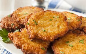 Для дерунів натріть частину картоплі на велику тертку, а іншу частину – на дрібну