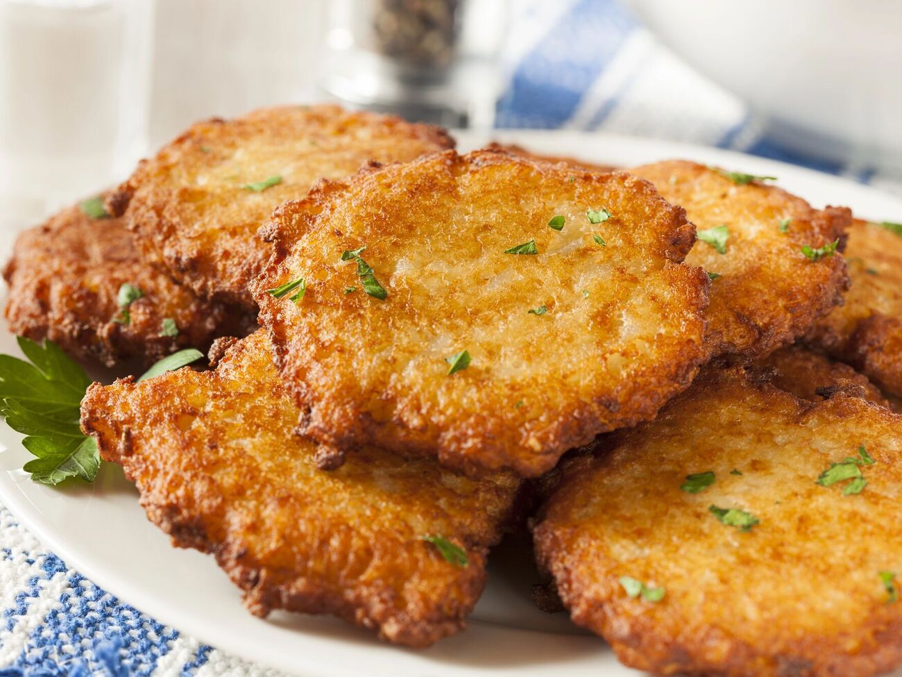 Для дерунів натріть частину картоплі на велику тертку, а іншу частину – на дрібну