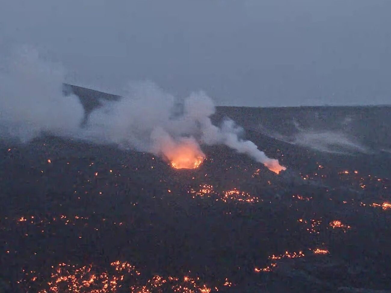 Два отвори кратера активно викидали лаву, після чого фіксували полум'яне світіння