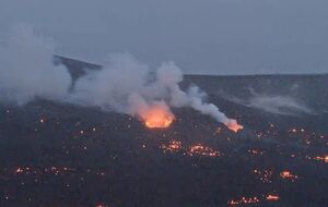 Два отвори кратера активно викидали лаву, після чого фіксували полум'яне світіння