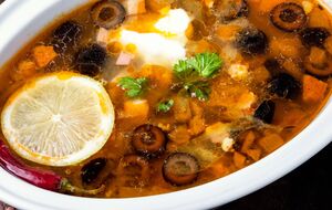 Для цього супу знадобиться кілька видів мʼяса