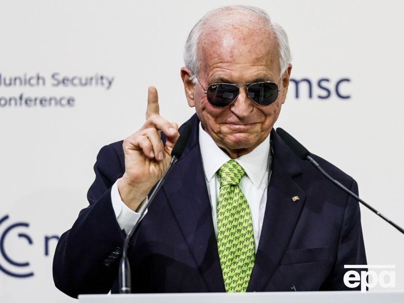 Ишингер выступил в солнечных очках