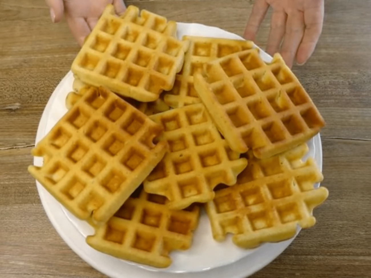 После остывания вафли становятся более рассыпчатыми и песочными