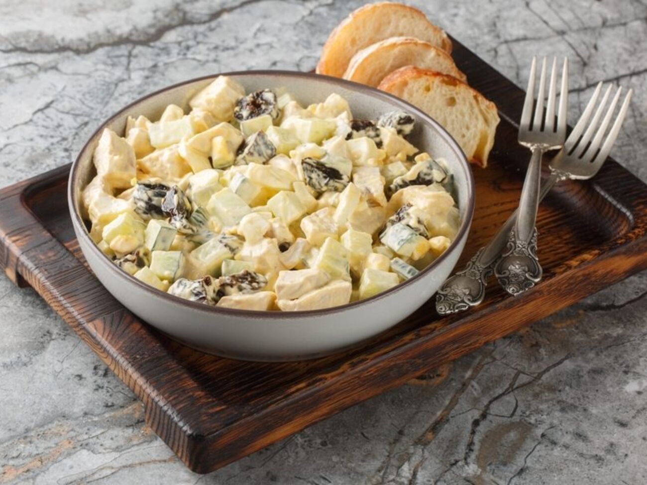 Салат заправляют майонезом