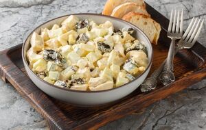 Салат заправляют майонезом