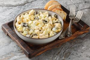 Салат заправляют майонезом