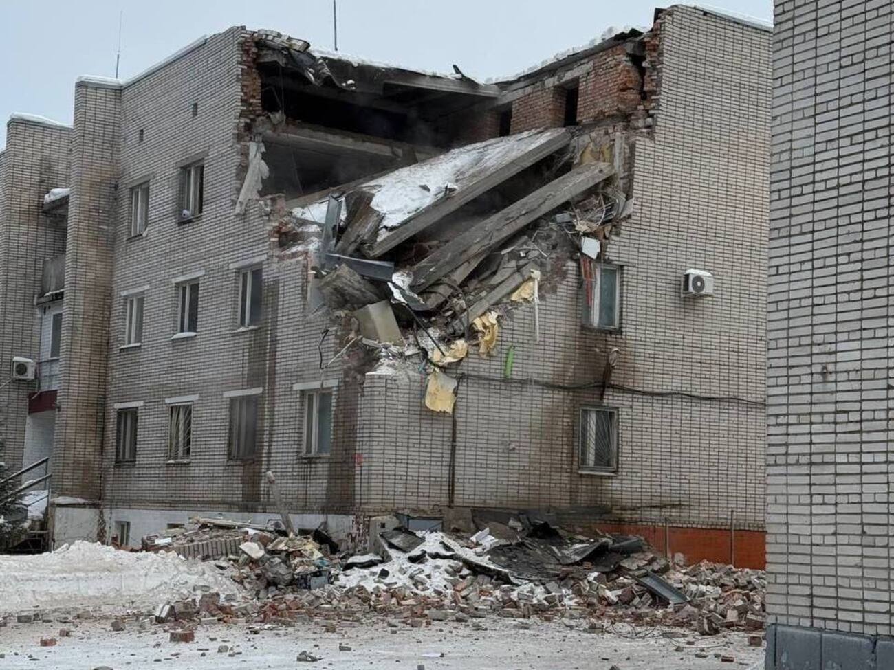 Будівля частково обвалилася