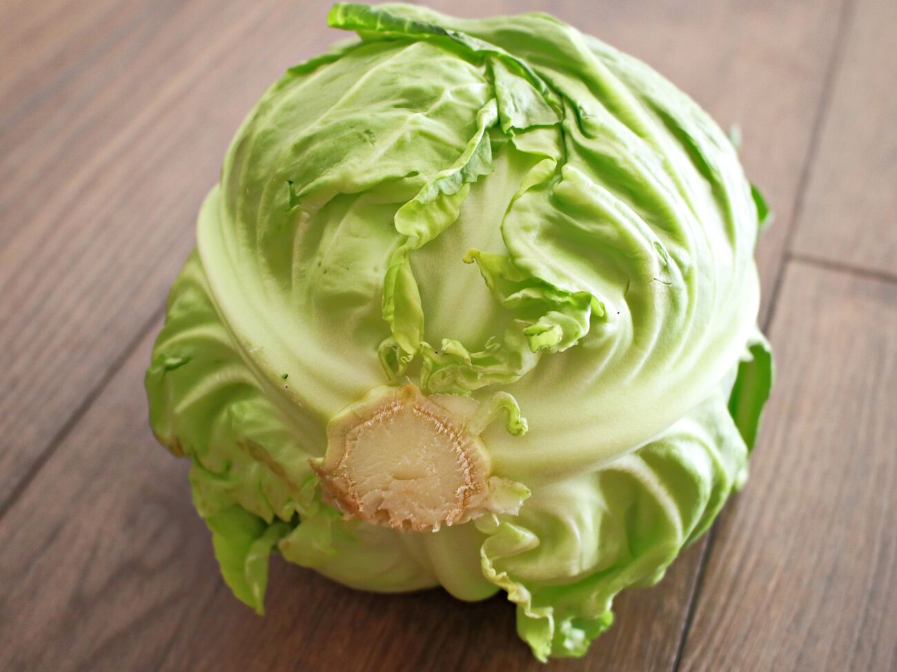 Якщо розрізану капусту загорнути в харчову плівку, вона не чорнітиме приблизно місяць