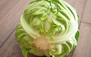 Якщо розрізану капусту загорнути в харчову плівку, вона не чорнітиме приблизно місяць