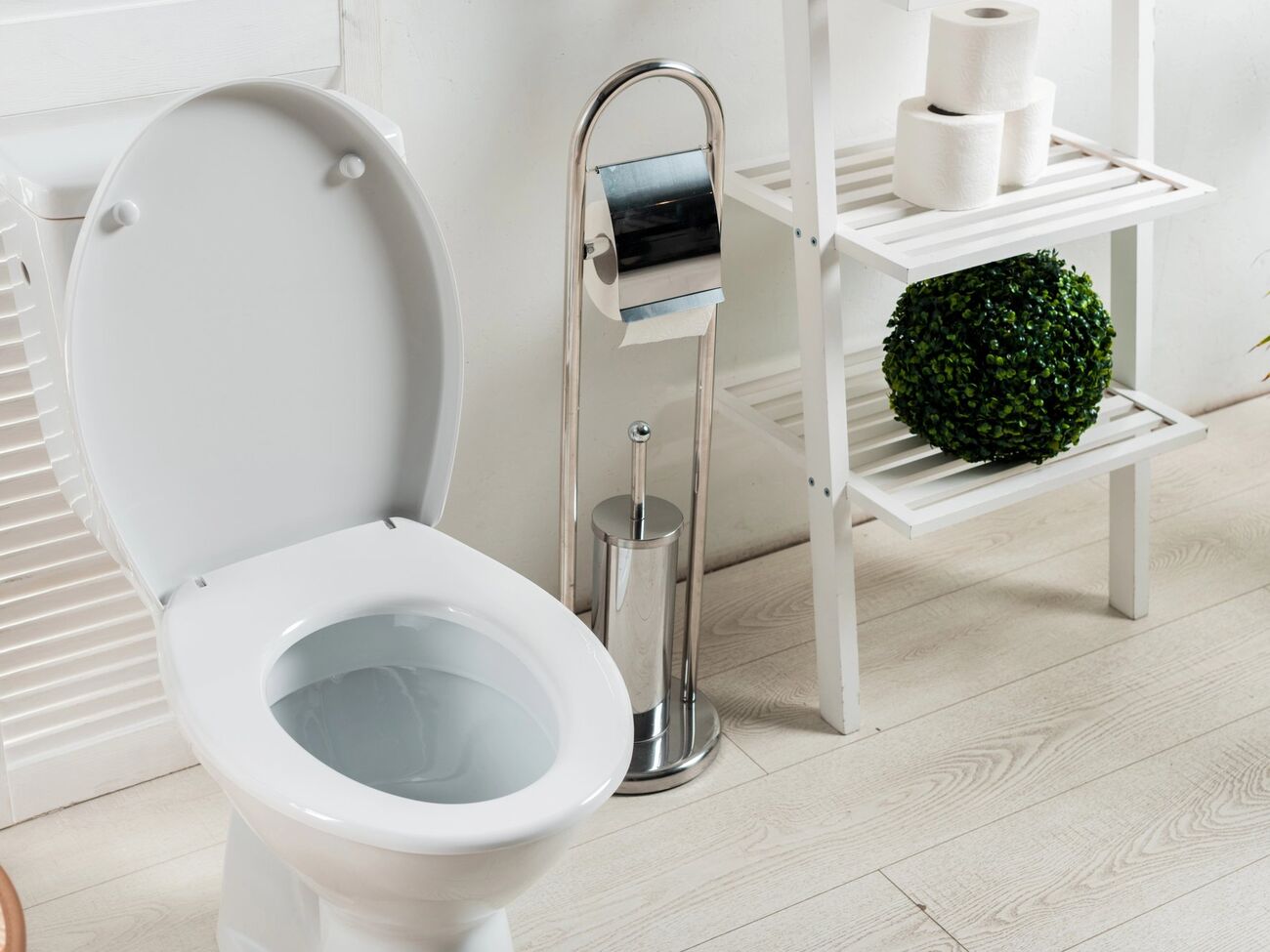 Никогда не смешивайте уксус с отбеливателем, аммиаком или агрессивными химикатами