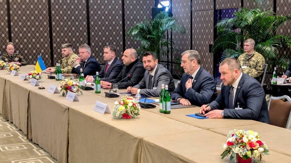 Зранку 18 лютого політична і військова групи продовжать роботу на тристоронніх переговорах у Женеві