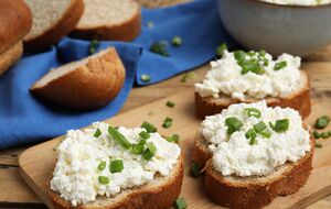 Для заправки возьмите 2 ст. л. 20-процентной сметаны