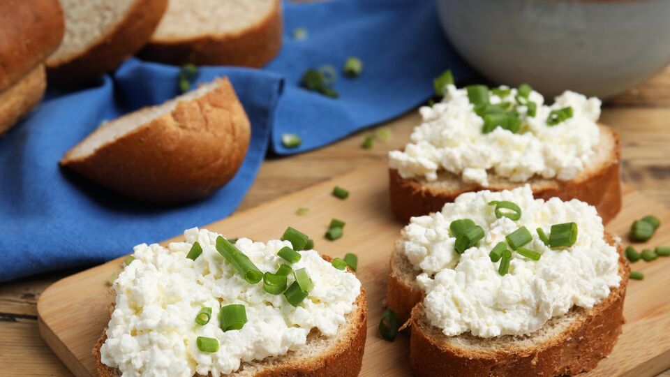 Для заправки возьмите 2 ст. л. 20-процентной сметаны