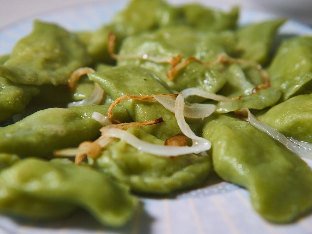 Вареники имеют зеленый цвет