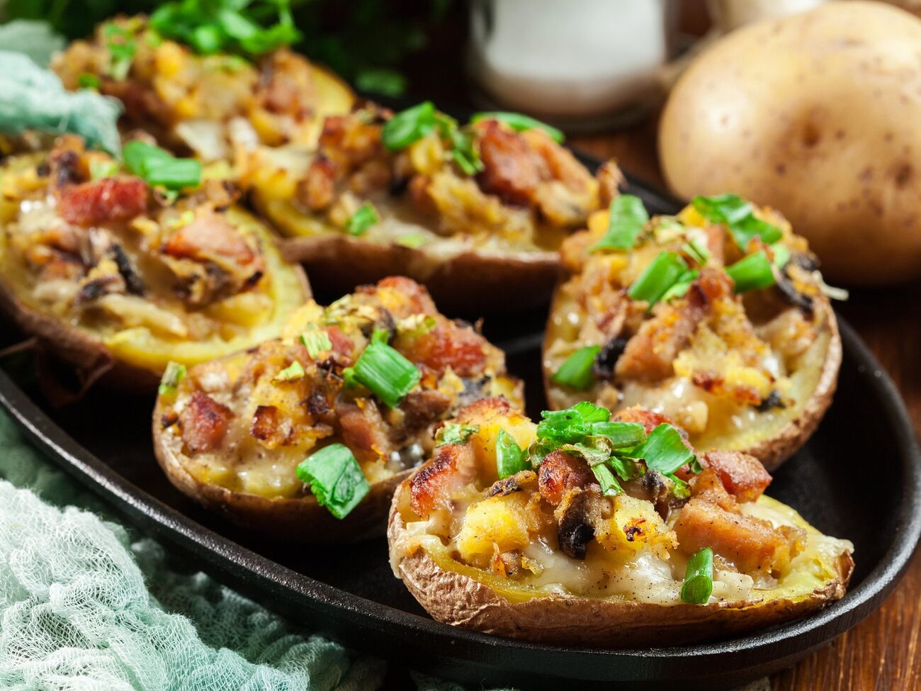 Каждую картошку перед запеканием нужно обмотать в фольгу