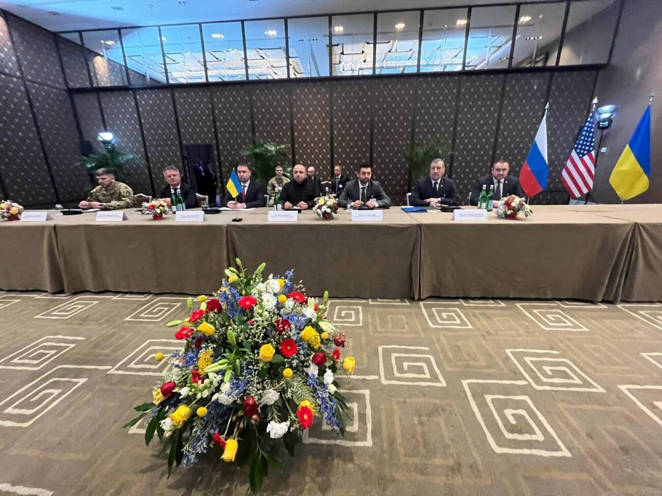 У перший день переговори в Женеві тривали приблизно шість годин, повідомили пропагандисти