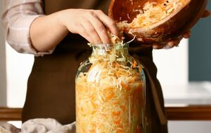 Для розсолу, крім солі, знадобиться цукор