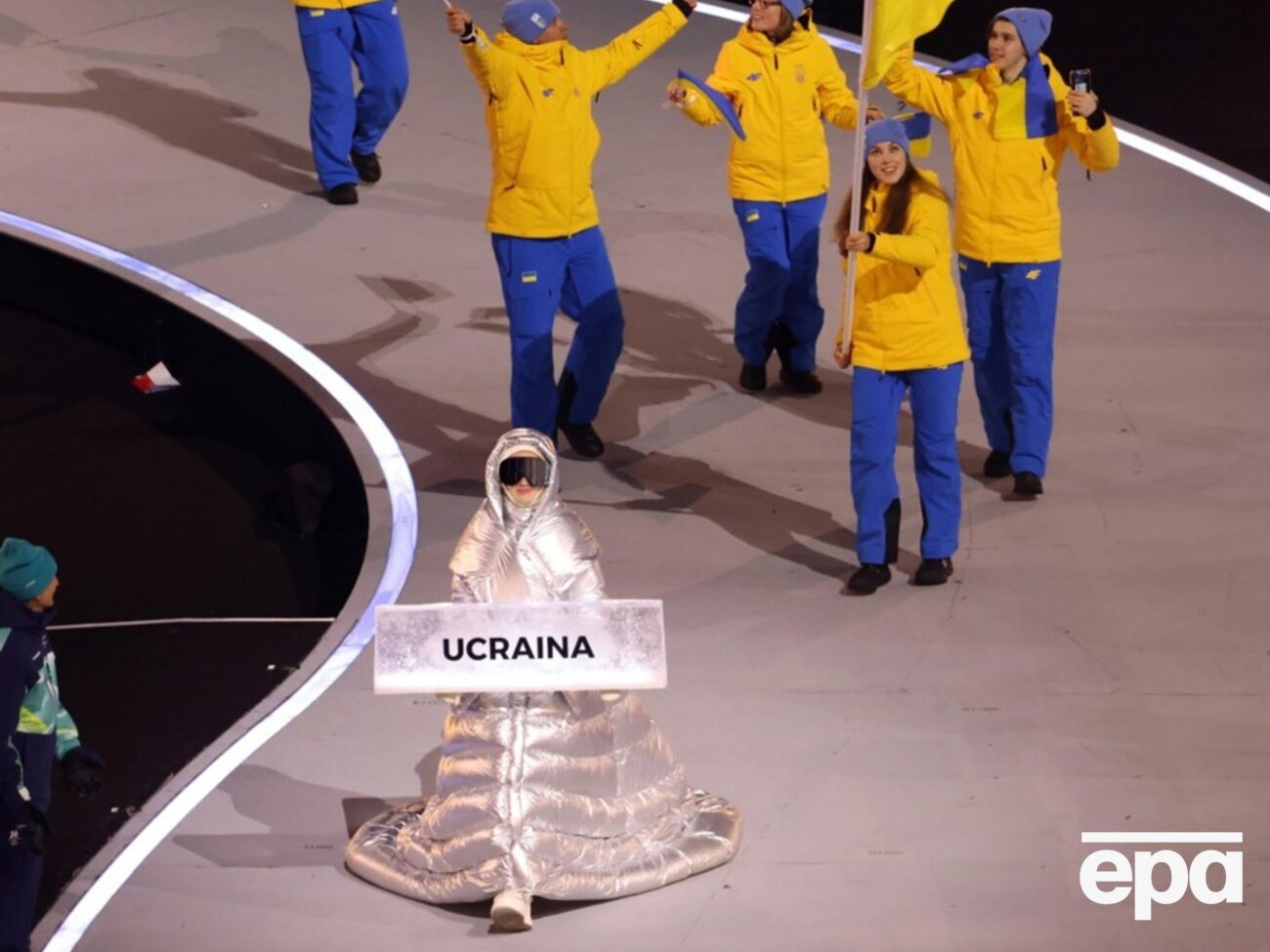 У Мілані 6 лютого на стадіоні "Сан-Сіро" росіянка Анастасія Кучерова тримала табличку з написом "Україна"