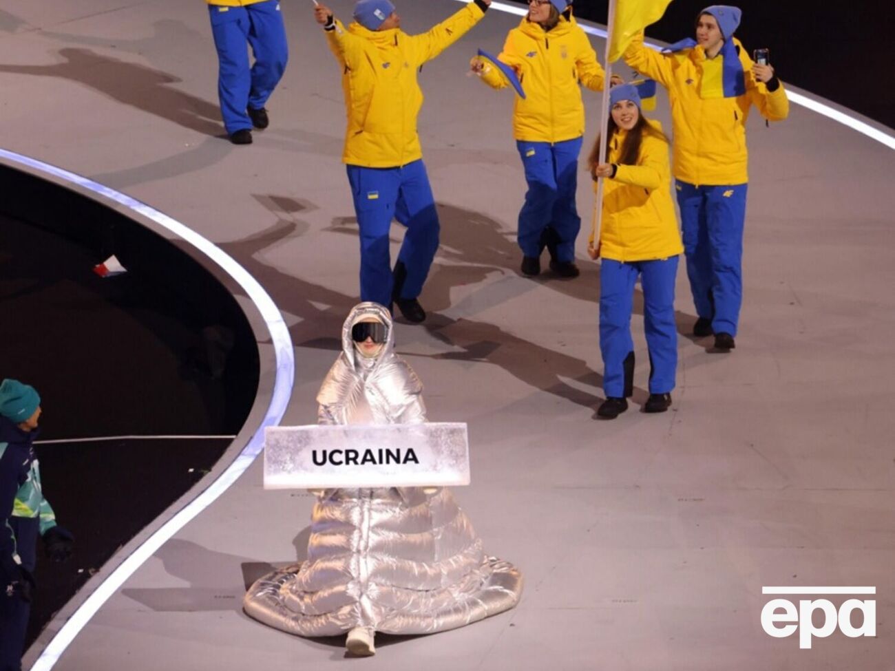 У Мілані 6 лютого на стадіоні "Сан-Сіро" росіянка Анастасія Кучерова тримала табличку з написом "Україна"