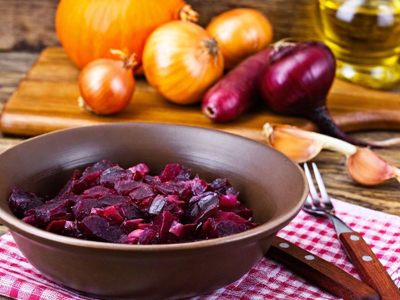 Свеклу нарезают кубиками